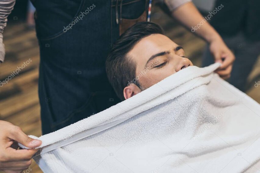 Entspannende Hot-Towel-Behandlung im Barbershop