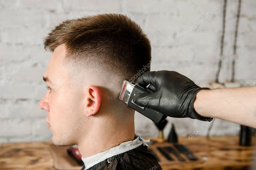 Skin Fade mit sauberen Konturen im Nackenbereich