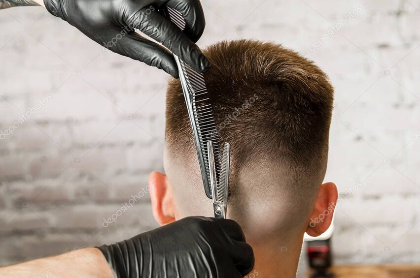 Low Fade mit strukturierter Länge auf dem Oberkopf