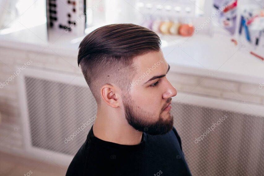 Scharfer Fade mit definierter Haarlinie an der Stirn