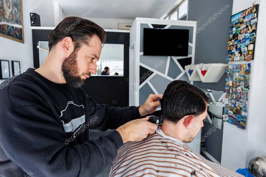 Frischer Haarschnitt im Barbershop vor dem Spiegel