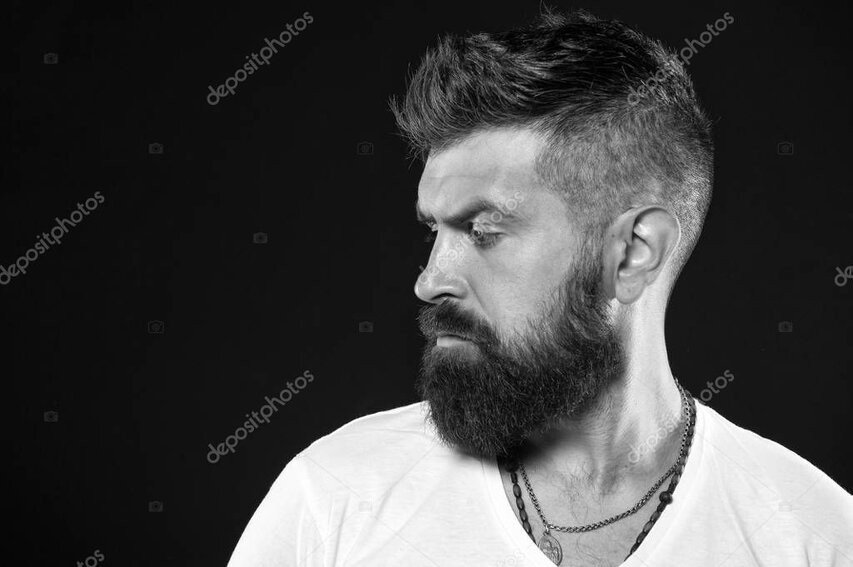 Bartstyling im Profil mit markanter Kieferlinie
