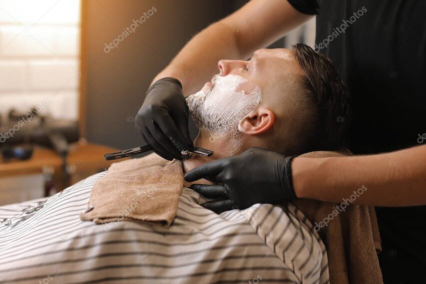 Kunde im Barbershop-Stuhl mit fertig gestyltem Komplett-Look
